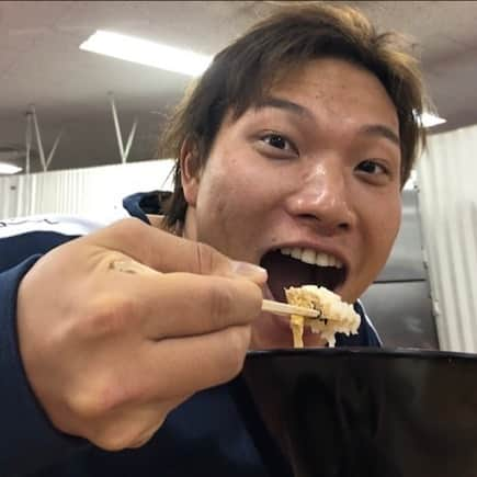 千葉ロッテマリーンズさんのインスタグラム写真 - (千葉ロッテマリーンズInstagram)「男らしい食べ方のガンちゃんこと岩下投手 #千葉ロッテマリーンズ #chibalotte #岩下大輝  #もぐもぐ」12月17日 13時01分 - chibalotte