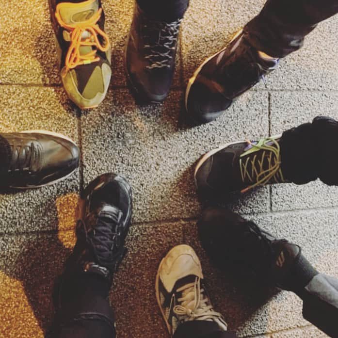 小川哲史のインスタグラム：「🤝 👟✨」