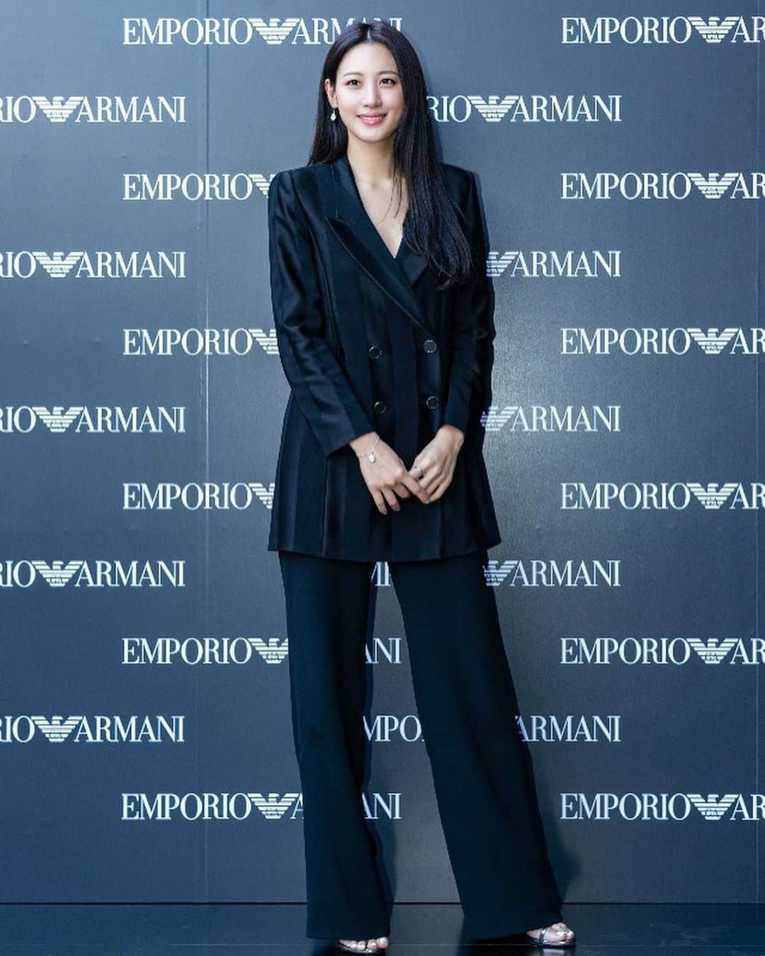 キム・スヒョンさんのインスタグラム写真 - (キム・スヒョンInstagram)「Thank you to all of you who came to see me and @henryl89 at the Emporio Armani watch & jewelry store ! The pop up and official stores are still available to check out so stop by and enjoy some Christmas shopping 🖤 🎅🏻 @Armani @watchstation.kr #EAwatches #EmporioArmani #알마니 #알마니시계」12月17日 13時04分 - claudiashkim