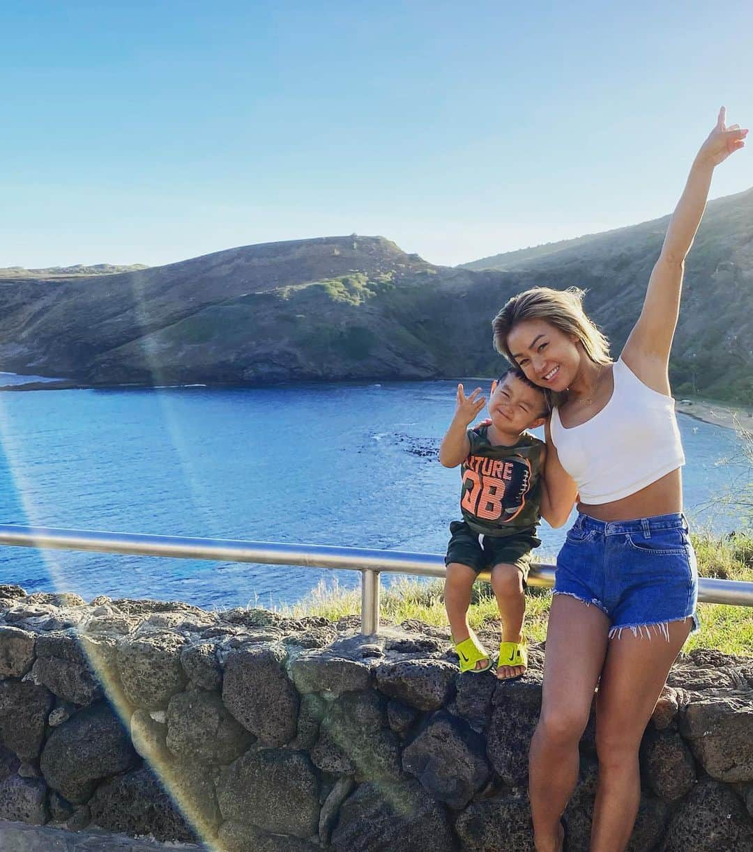 Nazukiさんのインスタグラム写真 - (NazukiInstagram)「Hanauma bay in Hawaii🏖 天気も良くて、子供には波もなく、芝生もあって、遊ぶのに最高👌👍 最近のレンポーズ🤙🏻😭 #hawaii #hawaiitrip #hanaumabay #beach #hawaiistagram #子連れハワイ #ハワイ　#シンママ　#vacation  #ハワイ旅行」12月17日 13時36分 - nazuki_08