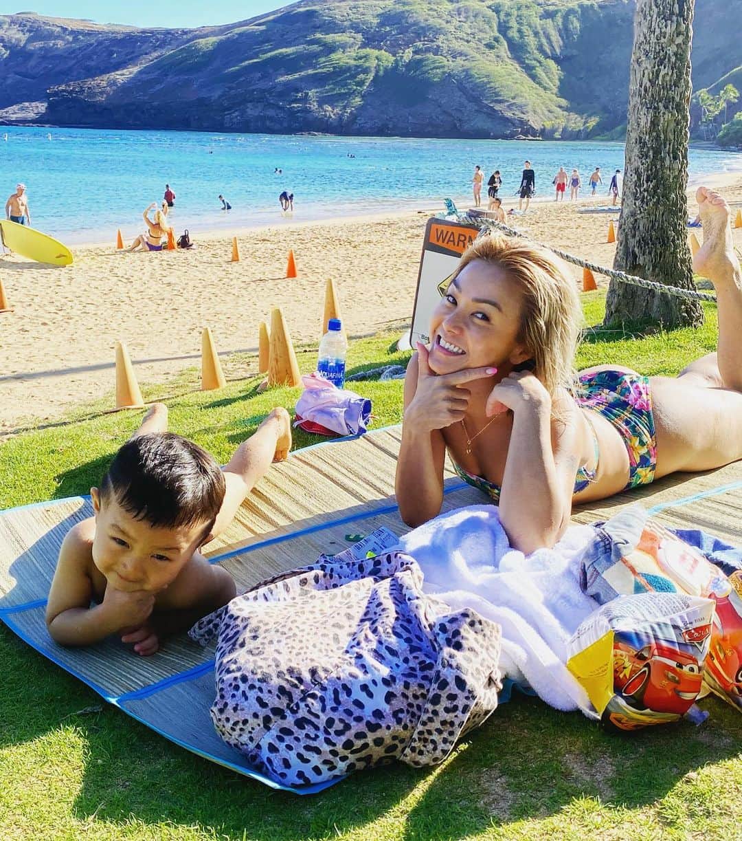 Nazukiさんのインスタグラム写真 - (NazukiInstagram)「Hanauma bay in Hawaii🏖 天気も良くて、子供には波もなく、芝生もあって、遊ぶのに最高👌👍 最近のレンポーズ🤙🏻😭 #hawaii #hawaiitrip #hanaumabay #beach #hawaiistagram #子連れハワイ #ハワイ　#シンママ　#vacation  #ハワイ旅行」12月17日 13時36分 - nazuki_08