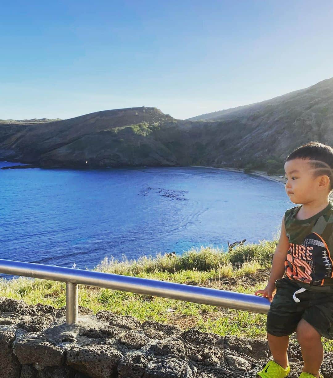 Nazukiさんのインスタグラム写真 - (NazukiInstagram)「Hanauma bay in Hawaii🏖 天気も良くて、子供には波もなく、芝生もあって、遊ぶのに最高👌👍 最近のレンポーズ🤙🏻😭 #hawaii #hawaiitrip #hanaumabay #beach #hawaiistagram #子連れハワイ #ハワイ　#シンママ　#vacation  #ハワイ旅行」12月17日 13時36分 - nazuki_08