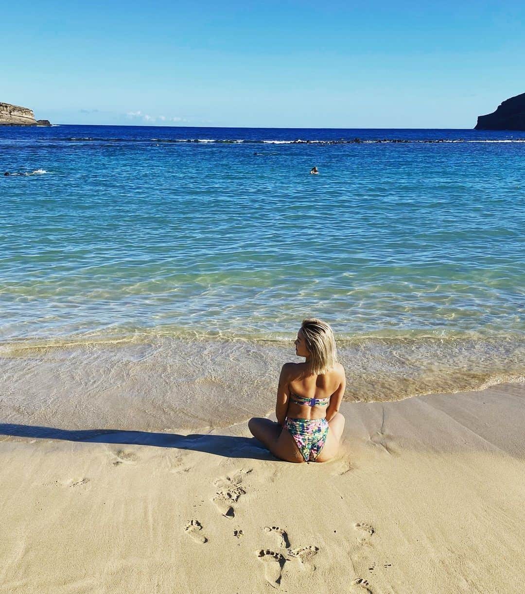 Nazukiさんのインスタグラム写真 - (NazukiInstagram)「Hanauma bay in Hawaii🏖 天気も良くて、子供には波もなく、芝生もあって、遊ぶのに最高👌👍 最近のレンポーズ🤙🏻😭 #hawaii #hawaiitrip #hanaumabay #beach #hawaiistagram #子連れハワイ #ハワイ　#シンママ　#vacation  #ハワイ旅行」12月17日 13時36分 - nazuki_08