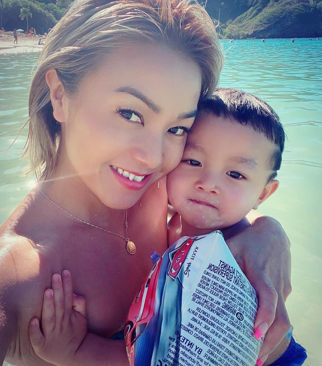 Nazukiさんのインスタグラム写真 - (NazukiInstagram)「Hanauma bay in Hawaii🏖 天気も良くて、子供には波もなく、芝生もあって、遊ぶのに最高👌👍 最近のレンポーズ🤙🏻😭 #hawaii #hawaiitrip #hanaumabay #beach #hawaiistagram #子連れハワイ #ハワイ　#シンママ　#vacation  #ハワイ旅行」12月17日 13時36分 - nazuki_08