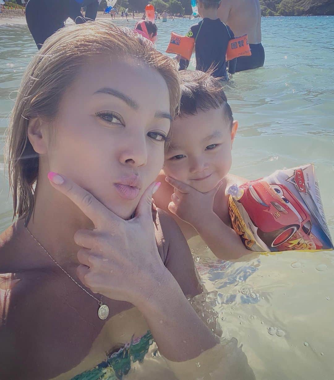 Nazukiのインスタグラム：「Hanauma bay in Hawaii🏖 天気も良くて、子供には波もなく、芝生もあって、遊ぶのに最高👌👍 最近のレンポーズ🤙🏻😭 #hawaii #hawaiitrip #hanaumabay #beach #hawaiistagram #子連れハワイ #ハワイ　#シンママ　#vacation  #ハワイ旅行」