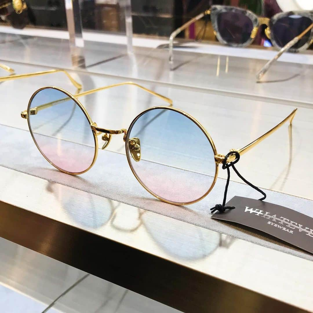 Vogue Taiwan Officialさんのインスタグラム写真 - (Vogue Taiwan OfficialInstagram)「#VogueFashionNow﻿ ﻿ 受到明星喜愛的墨鏡品牌 @whatever_eyewear_tw 進駐台灣！來自上海，配飾設計師Eric Wang推出的時裝眼鏡品牌，李玟、蔡依林、王陽明、譚卓等明星都曾戴過，而設計師Eric Wang首創「彩妝鏡片」，將漸層的鏡片利用不同的配色打造出具有眼影與腮紅效果的配色，讓女生素顏出門也像化了妝一樣擁有好氣色。﻿ ﻿ #whatevereyewear #sunglasses﻿ ﻿ 🖊 #itstifflu」12月17日 13時30分 - voguetaiwan