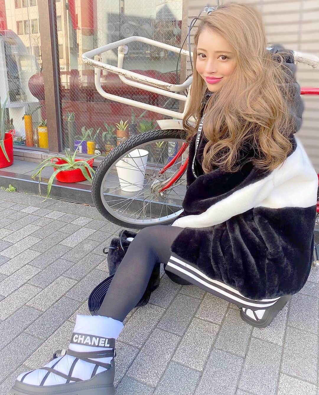 のインスタグラム：「お友達とlunchデート🍝❤️ #カジュアルコーデ　🥳✌️ @bloomin_official の モコモコ☃️ #アウター　に🧥 @chanelofficial のブーツ👢 さっそく履いてみた🐸✨🎄 どこまでも歩ける~💕🐾 テンション上がる〜🎶🎶🎶 この冬　#ヘビロテ  間違いなし😘 #love #happy #fashion  #coordinate  #ootd #chanel」