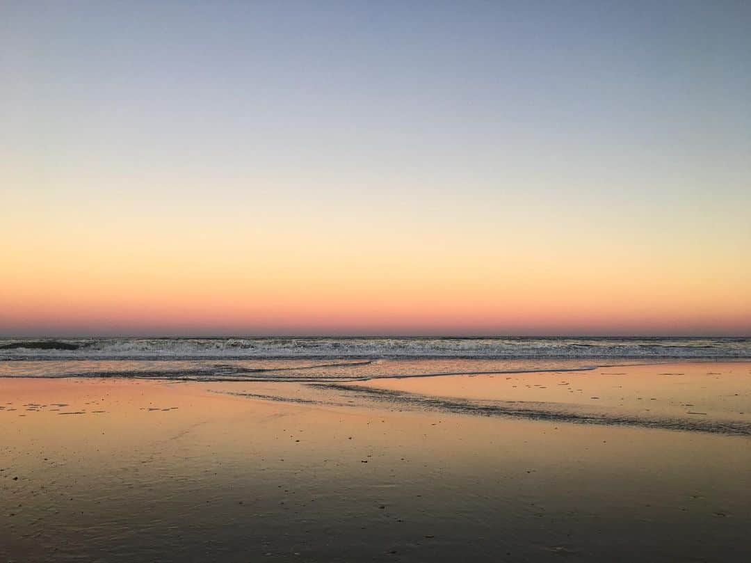 レイチェル・パーソンズのインスタグラム：「Last beach sunsets for a while」