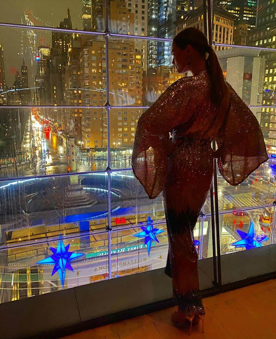 ヴラダ・ロスリャコヴァのインスタグラム：「This time of the year when everything should sparkle.」