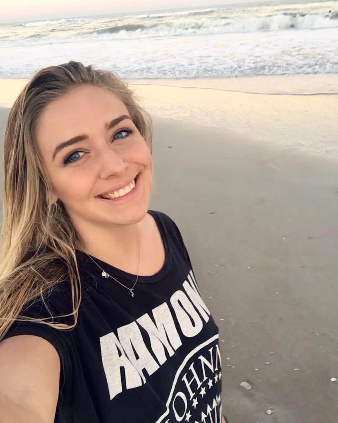 レイチェル・パーソンズのインスタグラム：「happiest where the waves crash」
