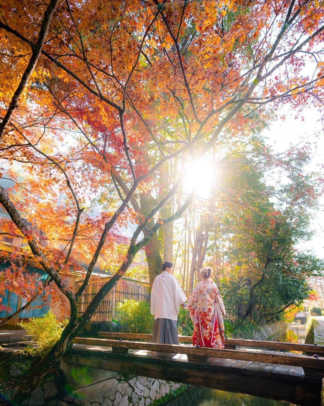 安中亜美さんのインスタグラム写真 - (安中亜美Instagram)「ㅤㅤㅤㅤㅤㅤㅤㅤㅤㅤㅤㅤㅤ 11月下旬に撮影した和装での結婚式前撮り写真❤︎❤︎❤︎ ちょうど紅葉も見頃でお天気も晴れで 本当に素敵な日に京都で撮影できました🥺❤️ ㅤㅤㅤㅤㅤㅤㅤㅤㅤㅤㅤㅤㅤ 前撮りっているかな？って正直思ってたけど 撮影してよかった🥰 結婚式挙げる前に夫婦写真を残せてよかった😭🙏 ㅤㅤㅤㅤㅤㅤㅤㅤㅤㅤㅤㅤㅤ これから結婚を考えてる方も多いと思うので 私の結婚式準備をストーリーズのハイライトと 投稿は #as22_wedding でまとめているので ぜひ見てください💕 ㅤㅤㅤㅤㅤㅤㅤㅤㅤㅤㅤㅤㅤ ○色打ち掛け @dressmorejapan ○ベッドアクセ @_more_flower_ ○ヘアメイク @mariramu1224 ○カメラマン @tg_ph.oku  ㅤㅤㅤㅤㅤㅤㅤㅤㅤㅤㅤㅤㅤ 沢山の方に協力頂きありがとうございました🙇‍♀️ ㅤㅤㅤㅤㅤㅤㅤㅤㅤㅤㅤㅤㅤ #結婚式前撮り#前撮り#ウェディングフォト #色打ち掛け#京都#紅葉#哲学の道#dressmore#tg#撮影#夫婦写真#夫婦撮影#家族写真#結婚式#プレ花嫁」12月17日 13時40分 - amitwinsworld