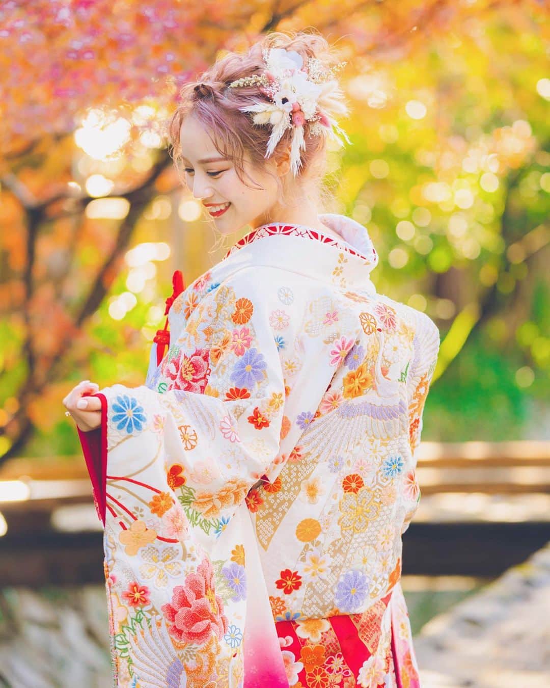 のインスタグラム：「ㅤㅤㅤㅤㅤㅤㅤㅤㅤㅤㅤㅤㅤ 11月下旬に撮影した和装での結婚式前撮り写真❤︎❤︎❤︎ ちょうど紅葉も見頃でお天気も晴れで 本当に素敵な日に京都で撮影できました🥺❤️ ㅤㅤㅤㅤㅤㅤㅤㅤㅤㅤㅤㅤㅤ 前撮りっているかな？って正直思ってたけど 撮影してよかった🥰 結婚式挙げる前に夫婦写真を残せてよかった😭🙏 ㅤㅤㅤㅤㅤㅤㅤㅤㅤㅤㅤㅤㅤ これから結婚を考えてる方も多いと思うので 私の結婚式準備をストーリーズのハイライトと 投稿は #as22_wedding でまとめているので ぜひ見てください💕 ㅤㅤㅤㅤㅤㅤㅤㅤㅤㅤㅤㅤㅤ ○色打ち掛け @dressmorejapan ○ベッドアクセ @_more_flower_ ○ヘアメイク @mariramu1224 ○カメラマン @tg_ph.oku  ㅤㅤㅤㅤㅤㅤㅤㅤㅤㅤㅤㅤㅤ 沢山の方に協力頂きありがとうございました🙇‍♀️ ㅤㅤㅤㅤㅤㅤㅤㅤㅤㅤㅤㅤㅤ #結婚式前撮り#前撮り#ウェディングフォト #色打ち掛け#京都#紅葉#哲学の道#dressmore#tg#撮影#夫婦写真#夫婦撮影#家族写真#結婚式#プレ花嫁」