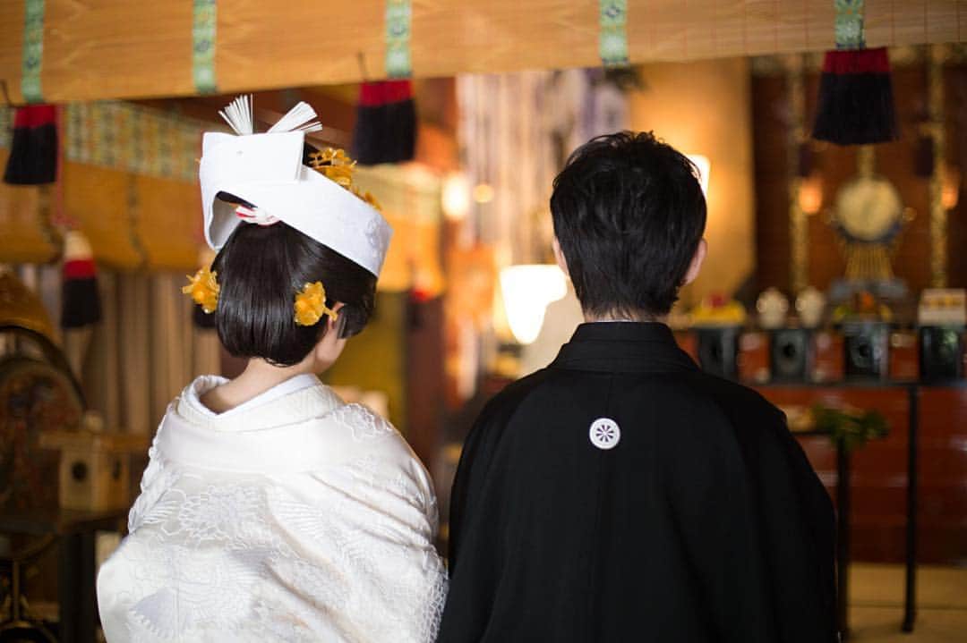 のインスタグラム：「＊○＊○＊○＊○＊○＊○ 赤坂氷川神社での挙式⛩ ＊ 縁結びの神様が見守る 厳かな神殿で行われる 日本の伝統的なセレモニー✨ ＊ お写真でも美しく ご覧頂けます✨ ＊ #東京#レストラン#レストランウェディング#ミクニ#mikuni#三國清三#三國シェフ#美食#料理重視#おもてなし婚#ウェディング#ウェディングフォト#ブライダルフェア#ナチュラルウェディング#一軒家レストラン#フランス料理#旬の食材#大人婚#上質婚#結婚式#プレ花嫁#赤坂氷川神社#緑#自然#神前式#weddingphoto#wedding#weddingceremony」