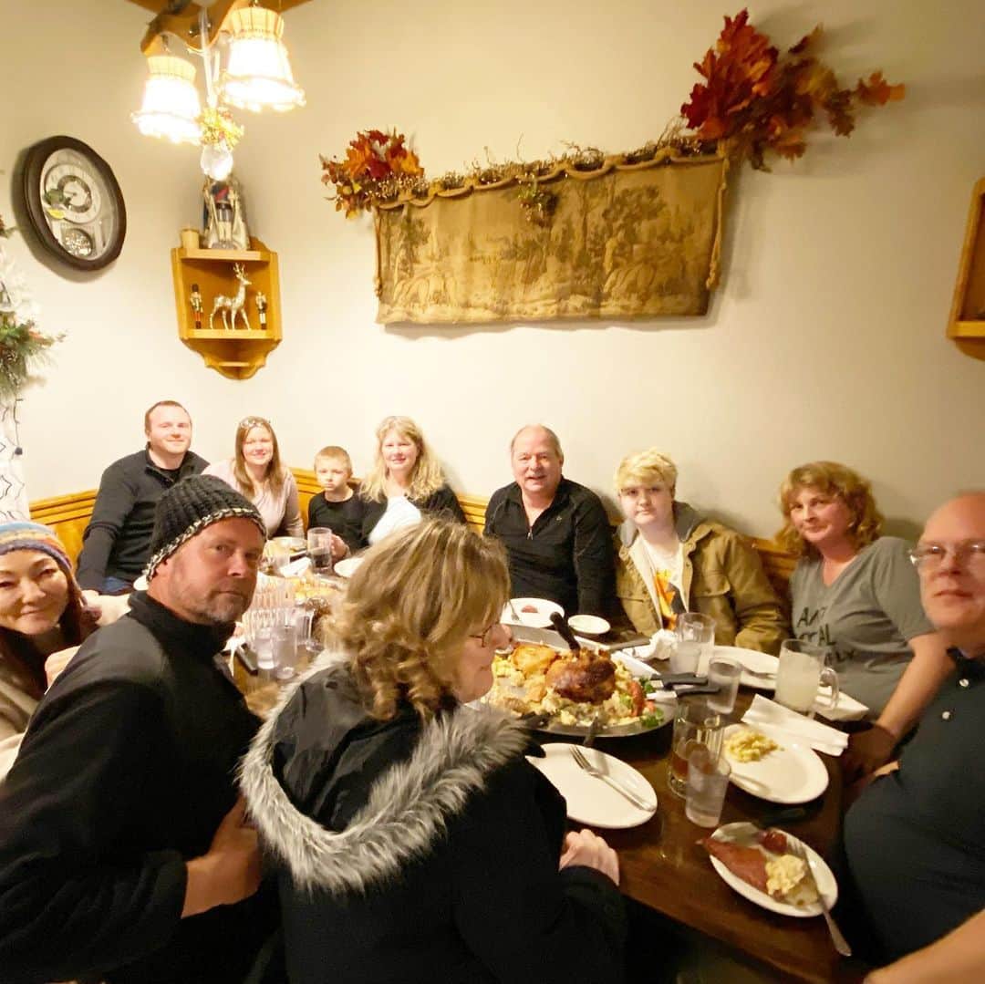 マキ・コニクソンさんのインスタグラム写真 - (マキ・コニクソンInstagram)「毎回来るジャーマンレストラン”King Ludwigs” 典型的なドイツ料理です。美味しいし雰囲気も良いの！毎回来るからもう絶対にハズせないレストラン！👍🏼👍🏼 #visitleavenworthwa  #クリスマスファミリーディナー🎄」12月17日 13時48分 - makikonikson