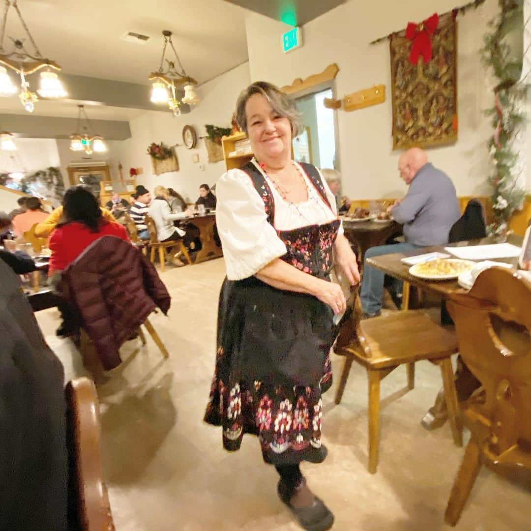 マキ・コニクソンさんのインスタグラム写真 - (マキ・コニクソンInstagram)「毎回来るジャーマンレストラン”King Ludwigs” 典型的なドイツ料理です。美味しいし雰囲気も良いの！毎回来るからもう絶対にハズせないレストラン！👍🏼👍🏼 #visitleavenworthwa  #クリスマスファミリーディナー🎄」12月17日 13時48分 - makikonikson