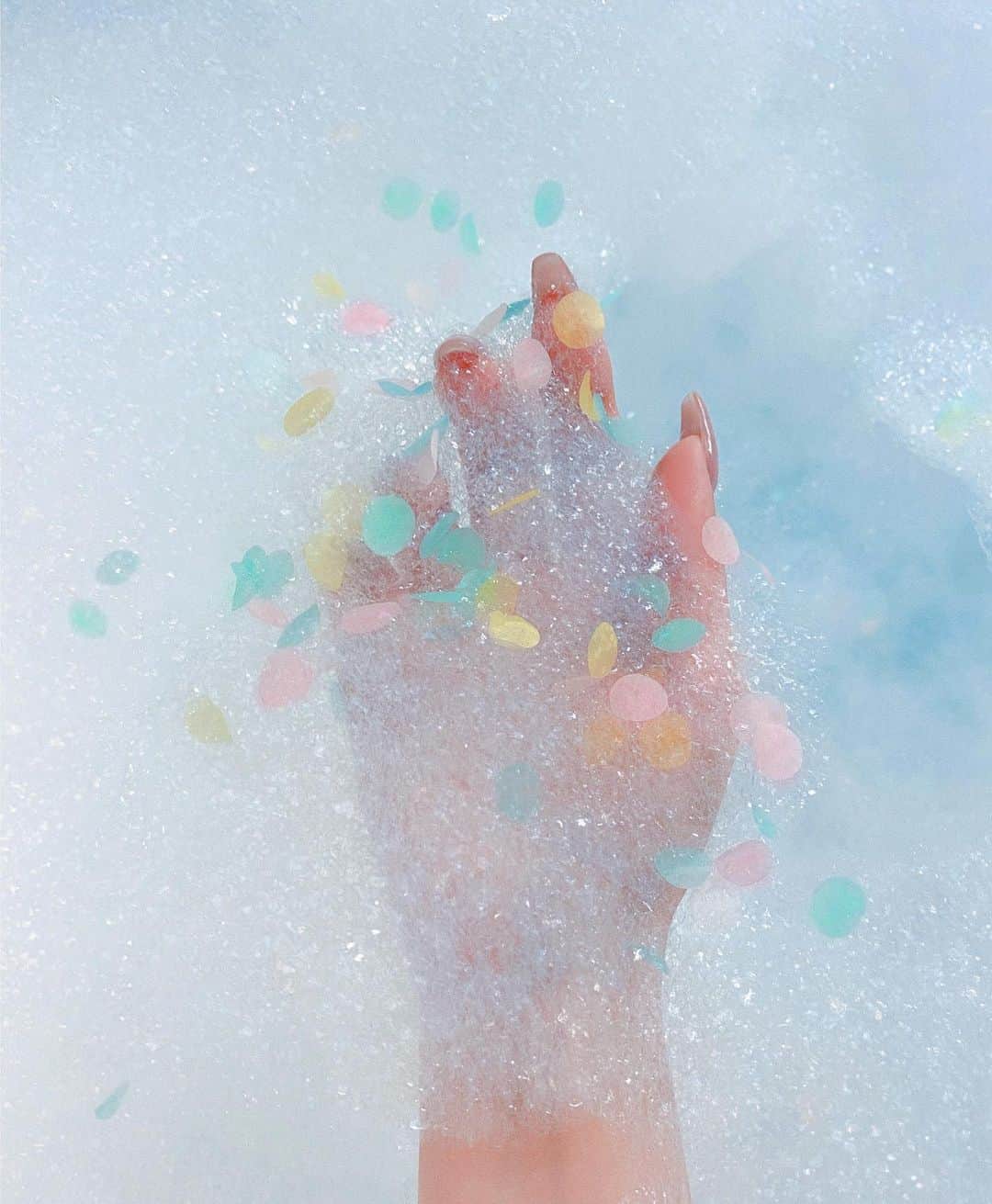 ポニーのインスタグラム：「Confetti for the finale🧚🏻‍♀️」