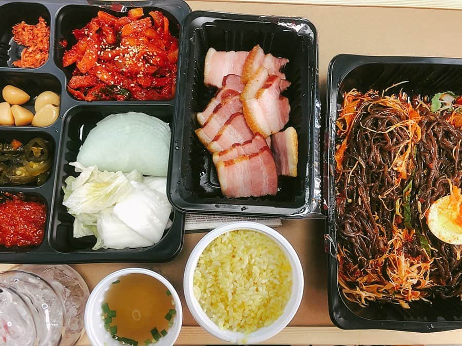 とぎもちさんのインスタグラム写真 - (とぎもちInstagram)「韓国のポッサムチェーン店ミスターポッサムで燻製ポッサムを出前注文しました♪ 燻製なので少しベーコン感あって柔らかお肉美味しい🥓💓 追加のマッククスもつるつるもちもち麺で好き🤤💕 ♡ #ミスターポッサム #燻製ポッサム #ポッサム #ソウル #韓国 #韓国グルメ #미스터보쌈 #보쌈 #보쌈맛집 #훈제보쌈 #먹스타그램 #토기모치 #とぎもち #とぎもちkorea #토기모치mukbang #먹방 #유튜버 #유튜브」12月17日 14時05分 - togistagram