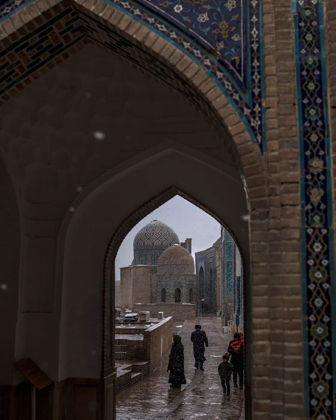 National Geographic Travelさんのインスタグラム写真 - (National Geographic TravelInstagram)「Photo by Muhammed Muheisen @mmuheisen | People walk through the Shah-i-Zinda complex, a necropolis in the ancient city of Samarkand, Uzbekistan. For more photos and videos from different parts of the world, follow me @mmuheisen and @mmuheisenpublic. #muhammedmuheisen #Uzbekistan #Samarkand #necropolis」12月17日 14時10分 - natgeotravel