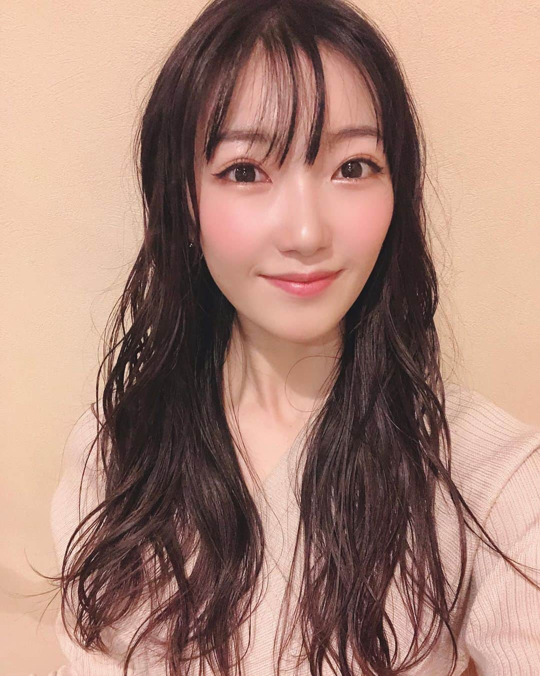 黒田絢子さんのインスタグラム写真 - (黒田絢子Instagram)「ほんっっと♡ 大好きなスタッフさんたちとの お仕事は本当にテンション上がります♡ 髪もウェッティーでかっこいい。 来年公開映画「花やしき探偵物語　神の子は傷ついて」にまつわる撮影でしたよ♡ 解禁をお楽しみにっっ♡ あっ！玉城裕規さんお誕生日おめでとうございます🎉 . . #浅草探偵物語 #来年公開 #映画 #撮影 #黒田絢子 #女優 #大黒婦警　役」12月17日 14時16分 - ayakokuroda_official