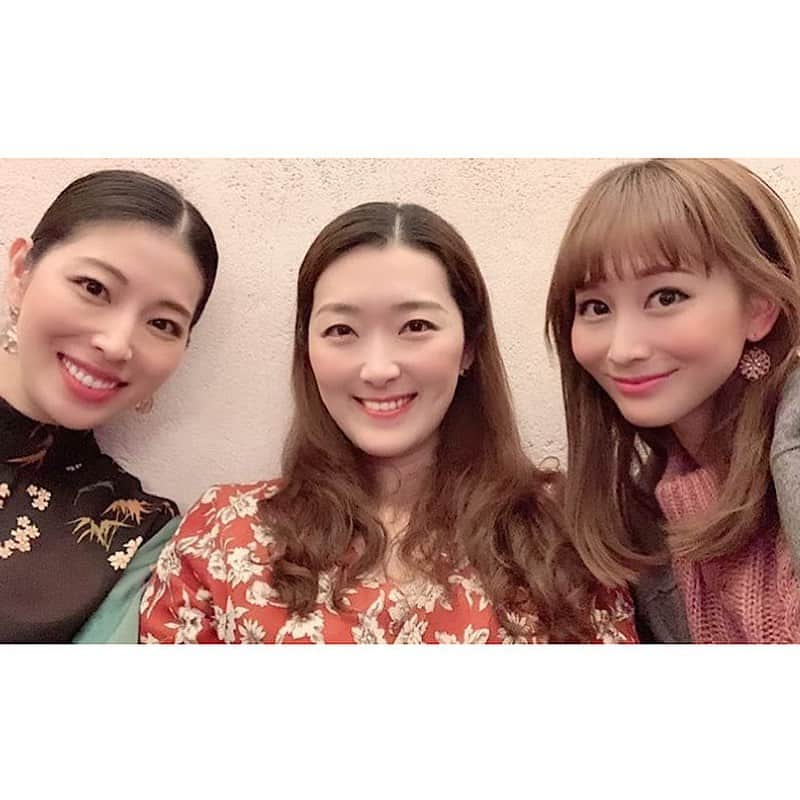 日高大地さんのインスタグラム写真 - (日高大地Instagram)「先日、夕霧らいさんと桜咲彩花ちゃんのLiveへ😍﻿ もう！楽しすぎて沢山パワーをいただきました✨﻿ らいさんの歌声は在団中から大好きで、本当にイケメンボイス❗️﻿ ベーちゃんは在団中からしっかりした可愛い娘役さんだったけど、相変わらず笑った顔がふにゃっとして癒し☺️﻿ お言葉に甘えて真ん中でお写真撮っていただきました😆﻿ 素敵なLiveをありがとうございました🎉🎉 ﻿ お久しぶりの上級生の方や、下級生のせいらちゃんとりおなにも会えて嬉しかった💕﻿ 年末にはもう一つイベントがあるので、そちらも楽しみ過ぎる😆」12月17日 14時16分 - yoko92hidaka