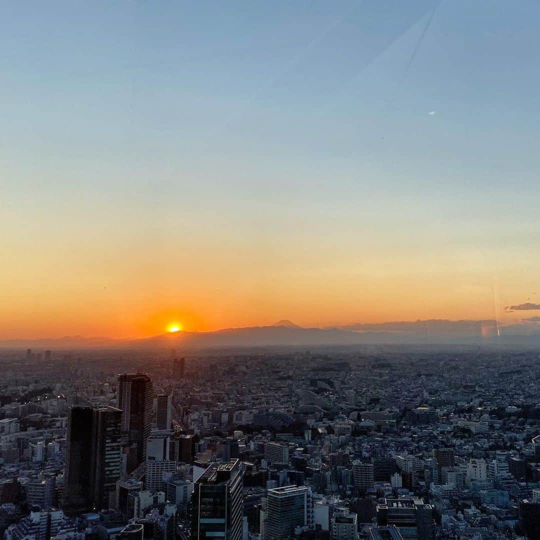 Kerinaさんのインスタグラム写真 - (KerinaInstagram)「. 現在東京最熱門的景點就是這裡了吧🤩 渋谷新開幕的百貨SHIBUYA SCRAMBLE SQUARE 它頂樓的展望台SHIBUYA SKY 天氣好的時候可以看到遠方的富士山🗻  記得先上網預約才不用在現場排隊排太久唷 每20分鐘就有一個場次 進場之後就沒有特別限時了 可以自由的拍到飽😁  百貨公司一樓有我愛的日本餅乾PRESS BUTTER SAND的櫃位 現在有原味跟涉谷限定的巧克力口味唷  Outfits👉🏻 @anirek_official  #趁現在人還沒有爆炸多趕快去吧 #上面展望台因為安全理由包包帽子都要鎖在置物櫃裡 #覺得一身輕還蠻不錯的 #上面風很大記得不要穿輕飄飄短裙來 #你會全程像瑪麗蓮夢露一樣很崩潰🤣#kerinahsuehintokyo」12月17日 14時19分 - kerina_hsueh