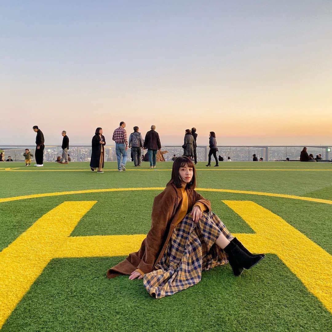 Kerinaさんのインスタグラム写真 - (KerinaInstagram)「. 現在東京最熱門的景點就是這裡了吧🤩 渋谷新開幕的百貨SHIBUYA SCRAMBLE SQUARE 它頂樓的展望台SHIBUYA SKY 天氣好的時候可以看到遠方的富士山🗻  記得先上網預約才不用在現場排隊排太久唷 每20分鐘就有一個場次 進場之後就沒有特別限時了 可以自由的拍到飽😁  百貨公司一樓有我愛的日本餅乾PRESS BUTTER SAND的櫃位 現在有原味跟涉谷限定的巧克力口味唷  Outfits👉🏻 @anirek_official  #趁現在人還沒有爆炸多趕快去吧 #上面展望台因為安全理由包包帽子都要鎖在置物櫃裡 #覺得一身輕還蠻不錯的 #上面風很大記得不要穿輕飄飄短裙來 #你會全程像瑪麗蓮夢露一樣很崩潰🤣#kerinahsuehintokyo」12月17日 14時19分 - kerina_hsueh