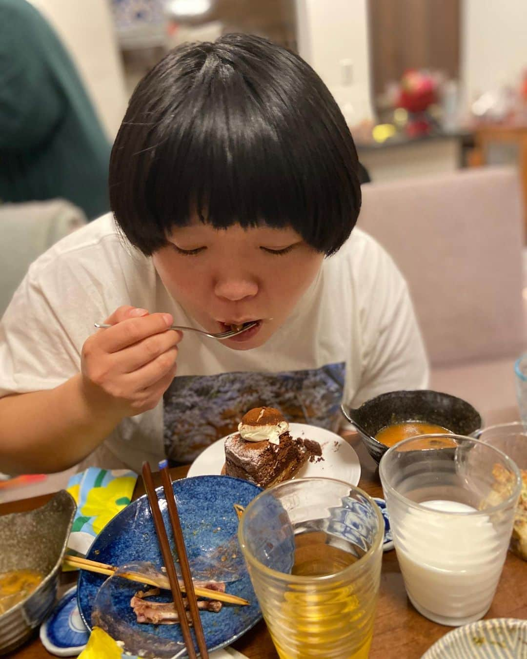 椿鬼奴さんのインスタグラム写真 - (椿鬼奴Instagram)「たくさんの食べ物と飲み物に囲まれて幸せそうなオカリナ😆可愛い💕 #オカリナ #オカリナの生態調査」12月17日 14時41分 - tsubakioniyakko