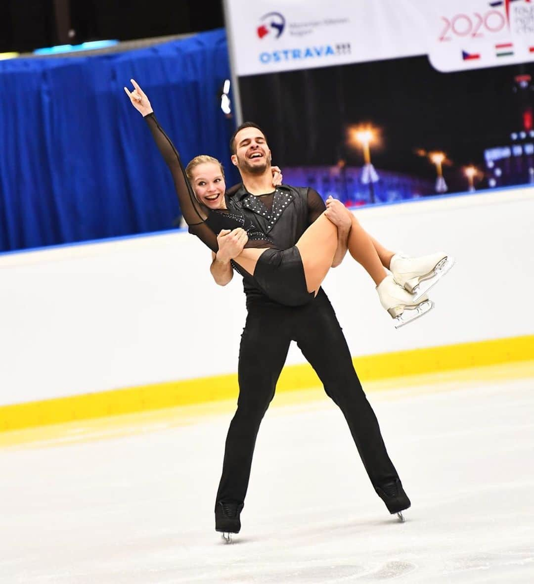 ユリア・シェチニンさんのインスタグラム写真 - (ユリア・シェチニンInstagram)「🤘 • #figureskating #pairskating #competition #welshlyarms #freeprogram #athletes #sport #passion #happy #edea #edeaskates #jacksonultimablades #4nationals #teamhungary」12月17日 14時42分 - iouliachtchetinina