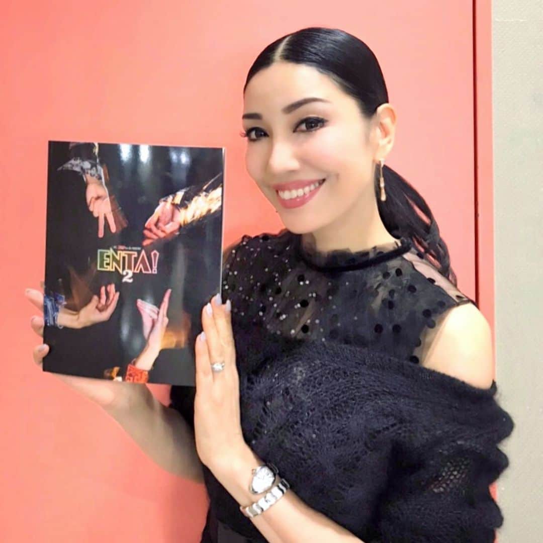 のインスタグラム：「先日は、ジャニーズの【ふぉ〜ゆ〜】の四人のライブ【ENTA!2】に、ゲスト出演させて頂きましたよ☺️ 。 福田くん、辰巳くん、越岡くん、松崎くんが、全力で歌＋ダンス＋コント＋トーク＋生カメラ密着に奮闘する姿... 。 本人たちが全力で楽しんでいるのが伝わって、こちらも楽しくて仕方ありませんでした😍🎵 。 ファンの皆様がとても優しくノリが良くて、皆様の笑顔に力を頂きました！ この機会に、改めて感謝申し上げます😊 。 #名古屋と大阪公演も皆様楽しまれてくださいませ❤️ #ムッチャいい人達のふぉ〜ゆ〜のファンになってしまいました！ #激レアさんて四人を見て会いたかったので初対面でもすごく話しかけてしまった関西のおばちゃんノリ。。 #今夜は23時17分からABCの相席食堂です！ ドレス、セーター　@numeroventuno  ジュエリー　　@bulgariofficial」