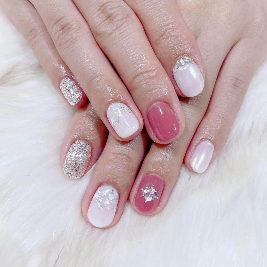 根岸愛のインスタグラム：「newネイル💅✨ lapis新宿店さんで担当はmanamiさん(@lapis_manami )です☺️ 冬を意識して白多めにしました！キラキラで可愛い🥳 #nail #lapisnail #lapis #winternails #winter #ネイル #冬ネイル #キラキラネイル #ミラーネイル」