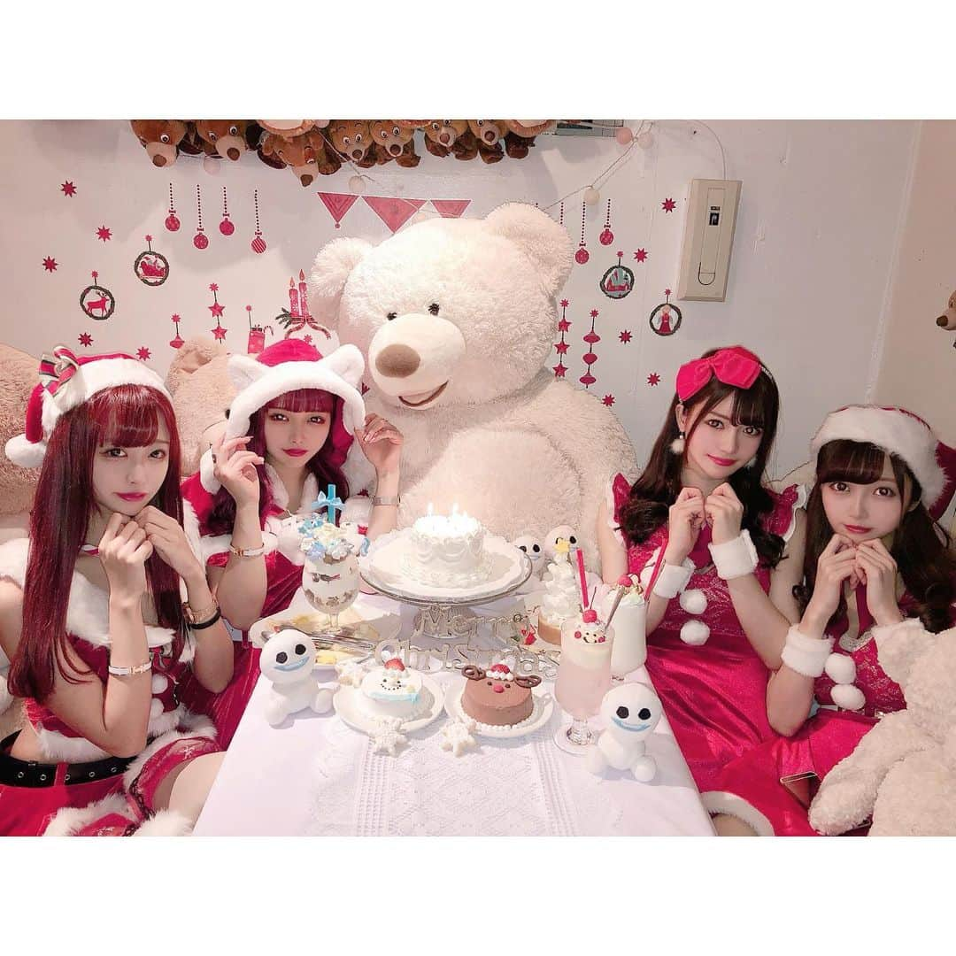 さきぼんさんのインスタグラム写真 - (さきぼんInstagram)「オールシーズカフェ (@toynobox )でクリパしてきた❄⛄ . クリスマスメニュー🎅🏻🎁💕🎄🎂真っ白なホールケーキがかわいかった‪( ´•̥ ̫ •̥` )‬♡ 女子会にぴったりだよ🥺 シーズン毎にメニュー変わるからバレンタインもたのしみにしてるんだぁ( ⸝⸝ • ̫ • ⸝⸝ ) . . #オールシーズカフェ #高円寺カフェ　#東京カフェ #原宿カフェ　#表参道カフェ #아이싱쿠키 #코엔지 #일본카페 #カフェ巡り #カフェスタグラム #アイシングクッキー #クリームソーダ #クリスマスクッキー　#クリスマススイーツ　#patra_mag #rili_tokyo #apres_mimi #bis_web #petrel_jp」12月17日 20時27分 - sakibon69