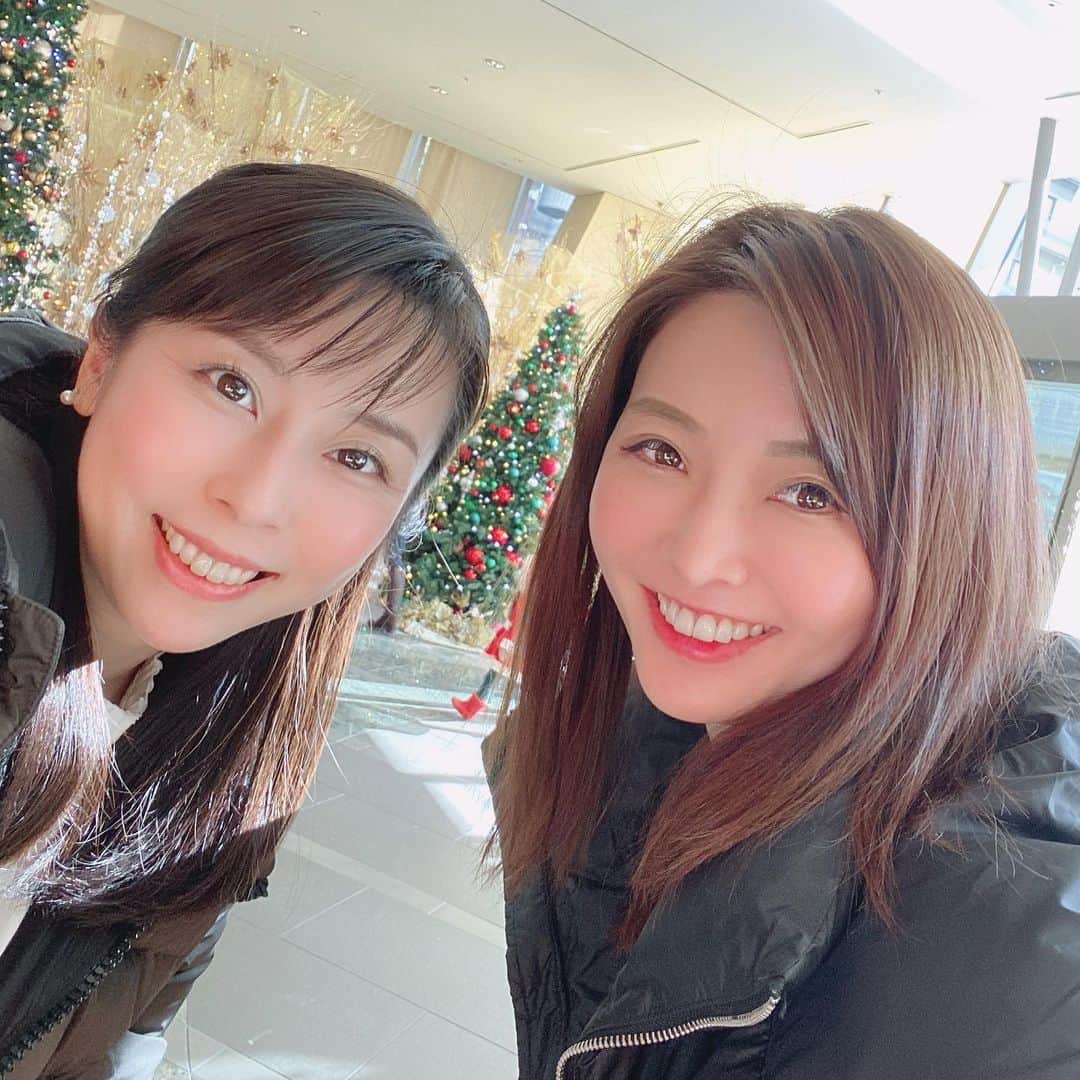 のインスタグラム：「せりなちゃん、ゆりなとグランドハイアットでランチ💓 ゆりなは写真撮るの忘れてしまった😅  久しぶりに子供居なくてゆったりランチしました💓  #ゴボウのスープ と #ゴボウのパスタ 🍝 #ストロベリーのケーキ 🍰  ここも#クリスマスツリー綺麗 🌲だった💓  小さい可愛い🎅ベビーサンタ😍さんがたくさんいたよ🎉❤️ #クリスマス#クリスマスランチ#女子会ランチ #christmas #christmastree」
