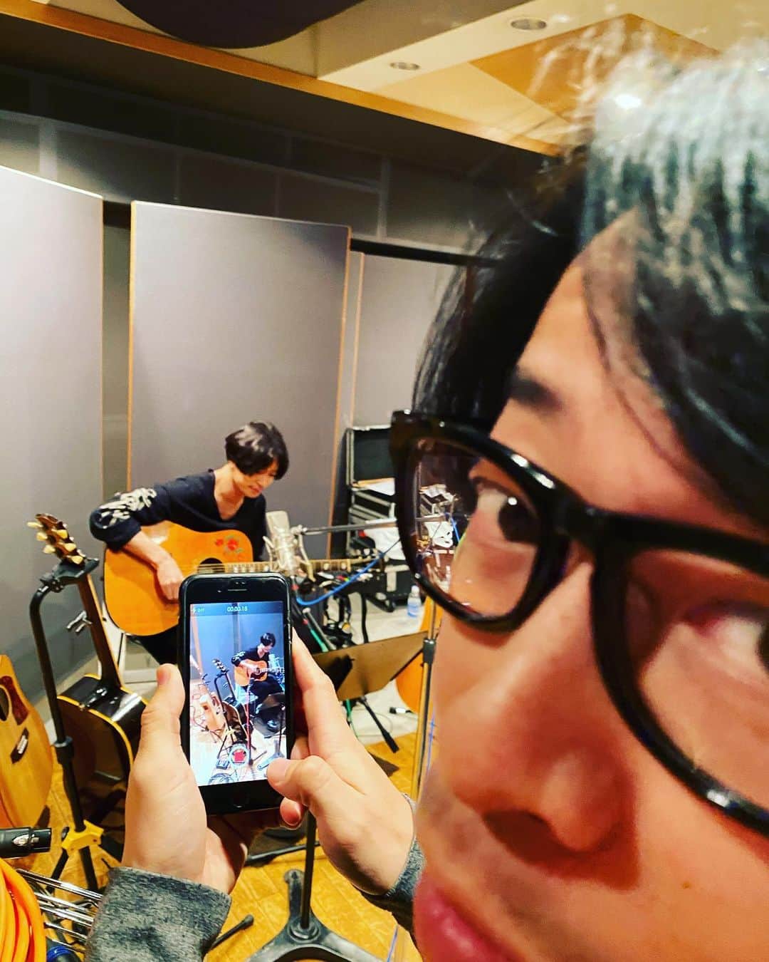 川上洋平さんのインスタグラム写真 - (川上洋平Instagram)「Recording.  アコギのリズムギターは 誰にも負けない。  #acousticguitar  #recording #18祭  #にーやん」12月17日 20時20分 - yoohei_alexandros