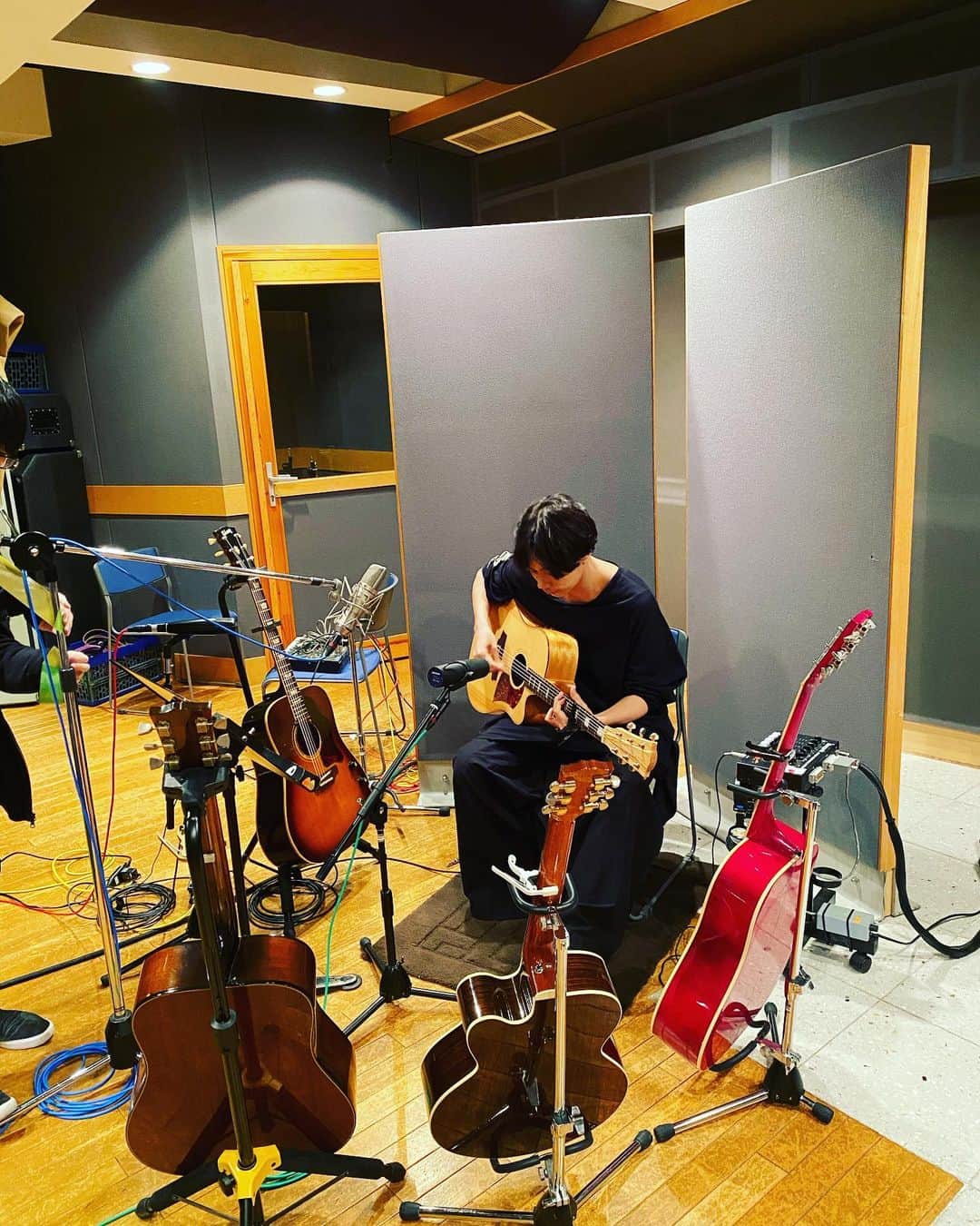 川上洋平さんのインスタグラム写真 - (川上洋平Instagram)「Recording.  アコギのリズムギターは 誰にも負けない。  #acousticguitar  #recording #18祭  #にーやん」12月17日 20時20分 - yoohei_alexandros