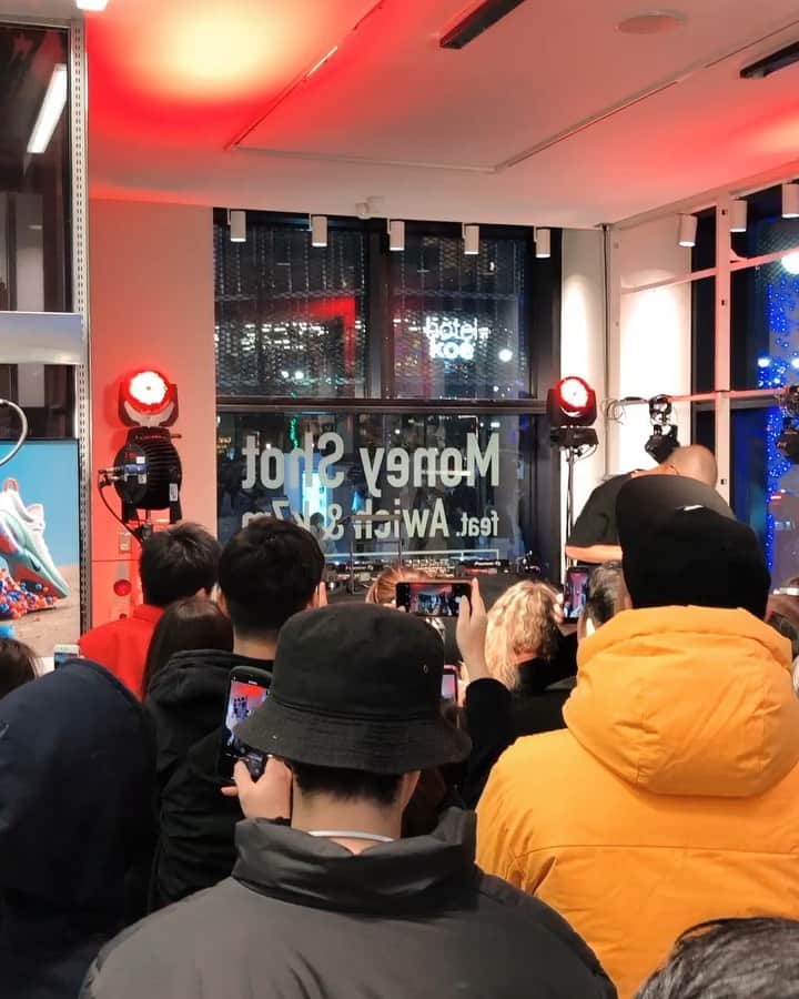 RUN THE FLOORのインスタグラム：「" RUN THE FLOOR POPUP EVENT " @xebio_sby  テラスハウス2019-2020で話題沸騰中の横浜ビーコルセアーズ　@tawatariryo のトークショーに続き、RUN THE FLOOR®︎ から好評配信中🔥2020.1/15発売「THE 4th」にも収録されている「Money shot feat. Awich & kZm @kzm9393  @awich098 のスペシャルパフォーマンスにお越し頂きありがとうございました🔥🔥 日本のバスケットボールシーンをミュージック、ファッション、エンターテインメントの側面から支えるB.LEAGUE OFFICIAL CULTURE PROJECT RUN THE FLOOR®︎ に引き続きご注目を🔥🔥🔥 #RunTheFloor #RTF」
