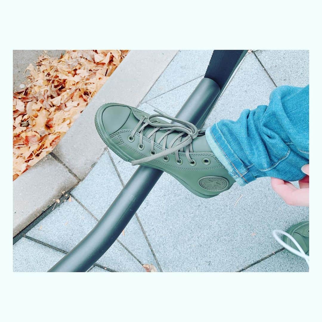 のインスタグラム：「🍭👟🍬雨の日コンバース🍬👟🍭 ﻿ #rain #converse #sneaker #舞台 ﻿ #Instagram #instagood #instalike ﻿ #love #photo #fashion #F4F ﻿ #check8078 #フォロミー  #팔로우 #셀카 #일상 #松田実里﻿ ﻿ ﻿ ❖ ❖ ❖ ❖ ❖ ❖ ❖ ❖ ❖ ❖ ❖ ﻿ 2019年12月13日〜23日﻿ 『佐藤家のぬかどこ』Bチーム﻿ http://www.airstudio.jp/airstudio/top_191213.html﻿ 作・演出 静恵一（サミットクラブ）﻿ プロデュース エアースタジオ 《劇場》﻿ 両国・Air studio　﻿ 東京都墨田区両国2丁目18-7 ハイツ両国駅前 地下１階 《キャスト(五十音順)》﻿ 石倉瑞樹 ﻿ 大内真佑花 ﻿ 菊地姫 ﻿ 倉石かすみ ﻿ 手塚千尋﻿ 広野由麻 ﻿ ほりみずき ﻿ 松田実里 ﻿ チップ青木﻿ 他 《Bチームスケジュール》﻿ 2019年12月﻿ 13日(金)21:00﻿ 15日(日)16:00﻿ 17日(火)18:30﻿ 18日(水)21:00﻿ 21日(土)16:00﻿ 22日(日)19:00﻿ 全6公演﻿ ※開場時刻は、開演の30分前 《チケット》 ﻿ 絶賛発売中‼️﻿ ￥3,900(全席自由/要予約)﻿ https://torioki.confetti-web.com/form/991﻿ 扱いの役者選択で、﻿ 【松田実里】選択してくれたそんな愛おしい貴方にはIN卵黄お菓子をプレゼント🎁﻿ ﻿ チケットを予約する流れは・・・﻿ ①上記URLより、予約フォームで予約する。﻿ ②自動返信メールが届くので、確認する。﻿ ※カンフェティからの自動返信メールです。迷惑フォルダ等に振分られていないかご確認ください。﻿ ※受信設定をされている場合、カンフェティからのメールが受信できるよう設定をお願いします。﻿ ※空感演人からは返信メールは送りませんのでご了承下さい。﻿ ③公演当日、受付にて名前を言い、代金を支払う。 ■両国・エアースタジオ受付﻿ ﻿ ❖ ❖ ❖ ❖ ❖ ❖ ❖ ❖ ❖ ❖ ❖﻿ ﻿ 『Go,jet！Go！Go！ZERO』﻿ 12月﻿ 5日(木)21:00﻿ 12日(木)18:30﻿ の2公演にクリスマスソングゲストで出演させて頂きます！﻿ ﻿ サンタコスなんてしちゃったりして。﻿ 少し早めのクリスマスをお届けしますよ♪♪﻿ bit.ly/2N0Pvfy」