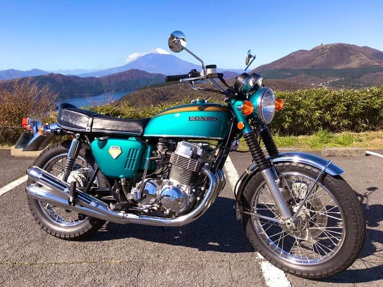 菊地智義さんのインスタグラム写真 - (菊地智義Instagram)「愛車CB750FOUR K0を購入したタイムトンネルさん主催のツーリングに参加させて頂いた模様を、現在発売中のミスターバイク新年1月号に掲載して頂いてます。 本当にバイク好きの猛者だらけで勉強になりました！ 是非ご覧下さい。 新年号は付録カレンダーも付いててお得感あり！ 説明もなく謎のポーズっぽくなってますが、RGツーリングクラブのロゴポーズなんですよ笑 #ミスターバイク #タイムトンネル #RGツーリングクラブ #RGTC #おじさんの #裏ピース感 #しかも片手は指立て切ってない #みたいになってしまったけど #これが正解なんです #cb750four #k0」12月17日 14時59分 - potatokikuchi2