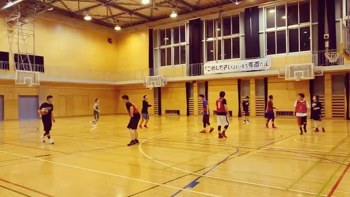 のインスタグラム：「Keep strong💪💪 最近は体動かす程度だけどまたちゃんとトレーニングしてバスケしたいな！  #basketball #crossover #andone #take #fry #pickup #game #tokyo #fenix #coach」