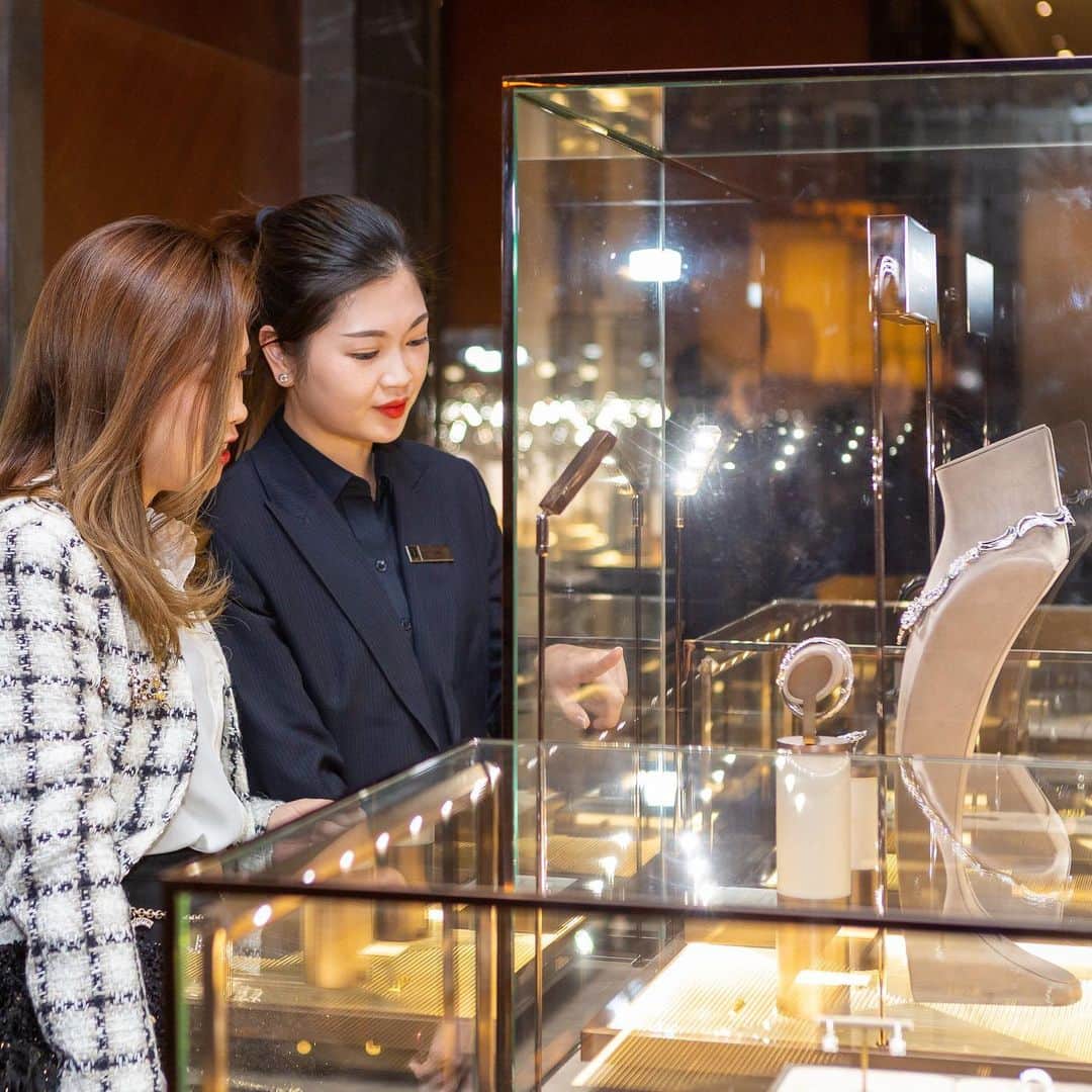 DFS & T Galleriaさんのインスタグラム写真 - (DFS & T GalleriaInstagram)「The world’s largest retail exhibition of finest timepieces and jewelry has landed at T Galleria by DFS, Macau, Shoppes at Four Seasons. Discover a collection that takes you on a journey across the ages, from the 19th century to Today and Tomorrow.  #DFSMasters #TGalleria」12月17日 15時02分 - dfsofficial