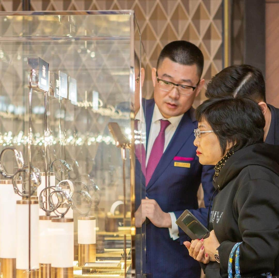 DFS & T Galleriaさんのインスタグラム写真 - (DFS & T GalleriaInstagram)「The world’s largest retail exhibition of finest timepieces and jewelry has landed at T Galleria by DFS, Macau, Shoppes at Four Seasons. Discover a collection that takes you on a journey across the ages, from the 19th century to Today and Tomorrow.  #DFSMasters #TGalleria」12月17日 15時02分 - dfsofficial