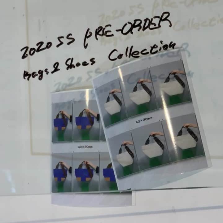 シアタープロダクツのインスタグラム：「【2020SS COLLECTION 新作ご予約会開催】﻿ シアタープロダクツ表参道本店とオフィシャル オンライン ショップにて『2020SS PRE-ORDER Bags & Shoes Collection』の新作サンプルをご覧いただける特別ご予約会を開催いたします。﻿ ﻿ ﻿ シアタープロダクツ表参道本店﻿ 日時：2019年12月18日（水）～29日（日) 18：00まで﻿ 会場：シアタープロダクツ表参道本店（渋谷区神宮前4-26-24）﻿ ※ご希望のお客様には送料無料でお届けします。 ﻿ ※オーダー時に商品金額を前払いにて頂戴いたします。 ﻿ ※ご予約いただいたお客様には、店頭でご使用できる割引きクーポンをプレゼントいたします。 ﻿ ﻿ ﻿ ﻿ ﻿ ﻿ シアタープロダクツ オフィシャル オンライン ショップ﻿  日時：2019年12月18日（水）12：00～2020年1月13日（月・祝) 23：59まで ﻿ 会場：オフィシャル オンライン ショップ﻿ ※ご予約いただいたお客様にはすぐご利用できる割引きクーポンをプレゼントいたします。﻿ ﻿ ﻿ ﻿ ﻿ ﻿ #theatreproducts﻿ #シアタープロダクツ﻿ #omotesadno﻿ #2020SS﻿ #bags﻿ #shoes」