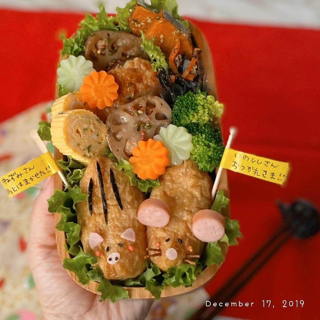 むっくママのインスタグラム：「(о´∀`о)ノ * #稲荷弁当 *  今年の干支と来年の干支 *  クリスマスもまだですが、今年最後のお弁当になるので😂✋ * 今年はサボりにサボりまくった、インスタ活動です😅💦 * サボりまくってる私のお弁当に、いつもいいね👍ありがとうございました😃💕 * #感謝しかないですよ😭 * ↑↑↑どっかで聞いたよなー * あと何回、お弁当投稿できるかわかりませんが、来年もボチボチやってみようと思います😳💓 * 来年も宜しくでーす✨ * こんなん言うてて、また今年中に投稿があるかもー(笑) * お仕事、大掃除、みんな * ふぁいてぃーん！  #お弁当#お弁当作り楽しもう部 #お昼が楽しみになるお弁当 #可愛いお弁当作りたい部 #おうちごはんlover #こども弁当 #こどもごはん #ママリクッキング #ベビフル#娘弁当 #干支弁当 #キャラベニスト弁当#キャラ弁#てづくりおべんと365 #wp_deli_japan #obento #foodstagram #lunchbox #snapdish #kyarabenist#riceball #japanesefood #instagood #cooking#snapdish #いなり寿司#いなり寿司弁当」