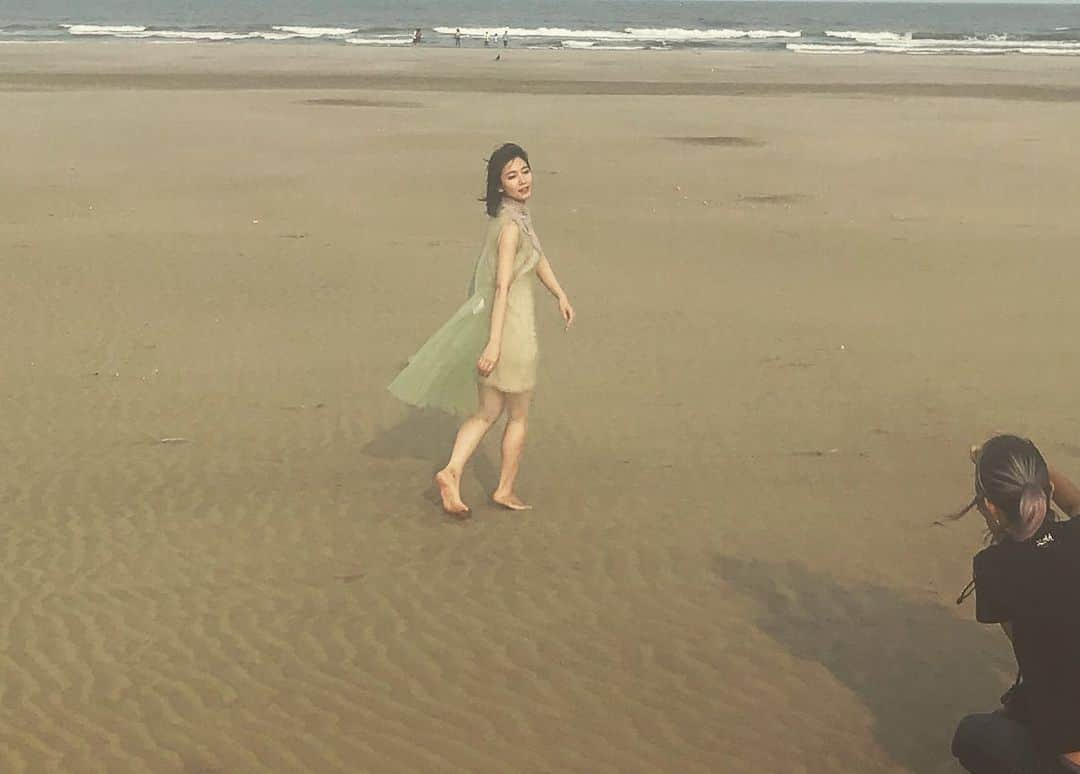 吉岡里帆（マネージャー）さんのインスタグラム写真 - (吉岡里帆（マネージャー）Instagram)「🍎 2020カレンダー発売中〜🐭 （撮影風景チラッ） . こちら、どこかノスタルジックかつ大変ビューティホーなりぽぽが見られるカレンダーになっております☺️ （個人の感想です🚨） よければ皆さんの2020年のお供におひとつどうぞ🤟 --- AmazonさんのURLはこちら↓ https://www.amazon.co.jp/dp/B07WJ5RNNH ・B2-8枚 ・￥2,800+税 --- . #カレンダー #いつかの吉岡さん」12月17日 15時22分 - rihoyoshioka_mg