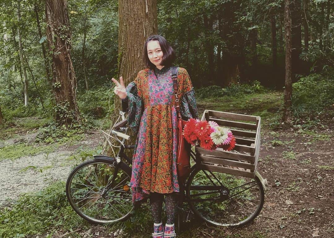 吉岡里帆（マネージャー）のインスタグラム：「🍎 2020カレンダー発売中〜🐭 （撮影風景チラッ） . こちら、どこかノスタルジックかつ大変ビューティホーなりぽぽが見られるカレンダーになっております☺️ （個人の感想です🚨） よければ皆さんの2020年のお供におひとつどうぞ🤟 --- AmazonさんのURLはこちら↓ https://www.amazon.co.jp/dp/B07WJ5RNNH ・B2-8枚 ・￥2,800+税 --- . #カレンダー #いつかの吉岡さん」