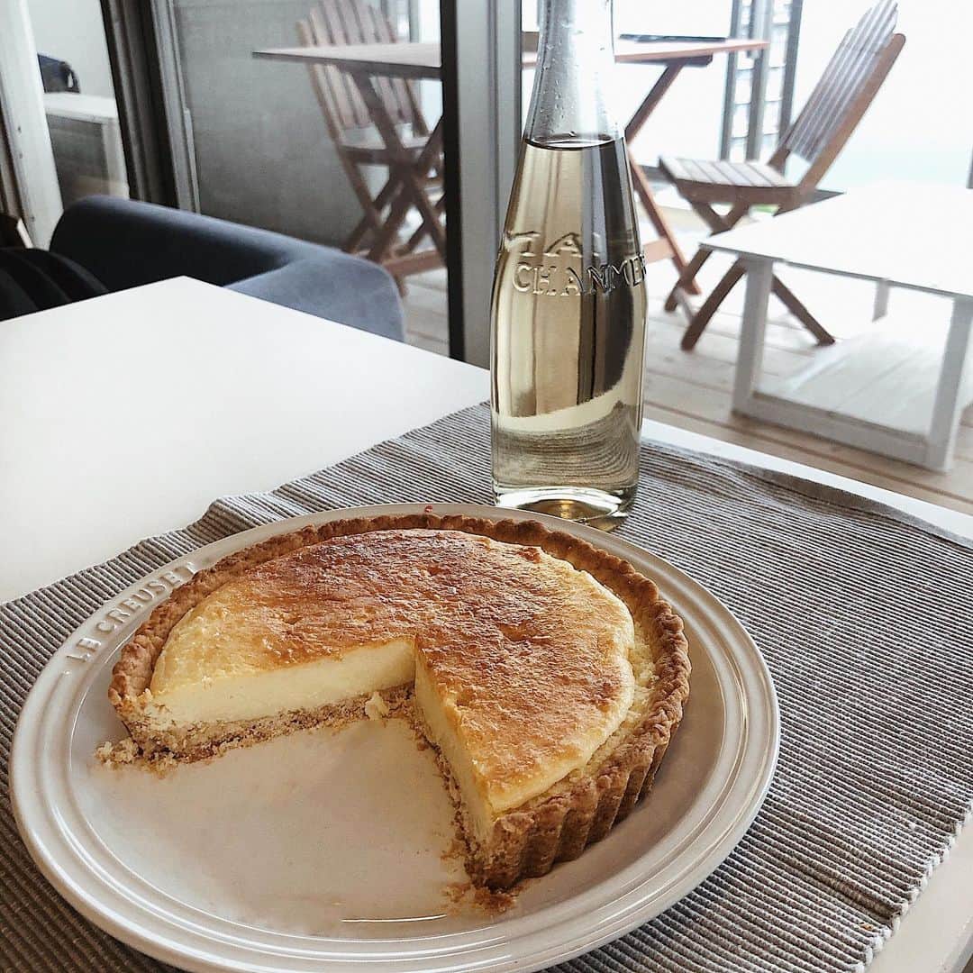 森山菜々のインスタグラム：「はい、チーズ✌🏽🧀🧀﻿ リクエストがシンプルでいいね🎂😆笑﻿ タルト生地サクサクにできて美味しかったみたい◎﻿ ﻿ 乾杯はシャンメリー👶🏼🥂笑﻿ #チーズタルト #1210 #33」