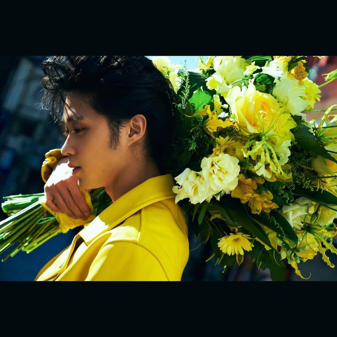 磯村勇斗のインスタグラム：「花ってなんだろうね。  #カレンダー2020 #黄  photography by #神藤剛　さん」