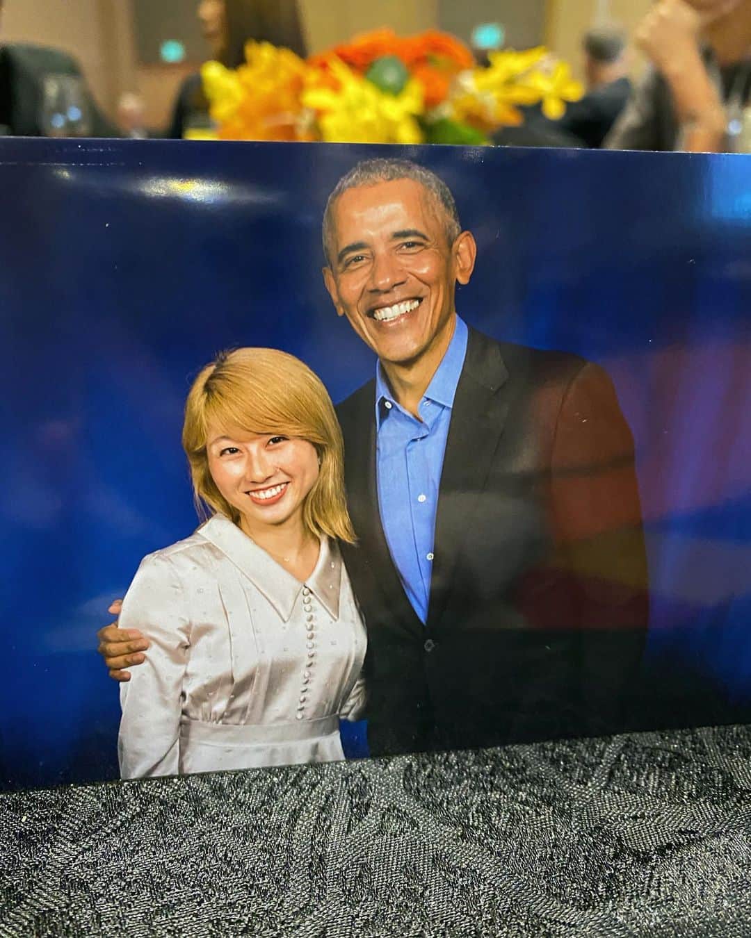 吉田ちかさんのインスタグラム写真 - (吉田ちかInstagram)「Got a photo with President Barack Obama! (Again, not at Madame Tussaud’s!) It’s just unbelievable all of the amazing opportunities being a YouTube creator has given me over the years. We had the privilege of sitting front and center at an event hosted by The Growth Faculty to hear about President Obama’s thoughts and approach on leadership and team building. ﻿ ﻿ As you can see in the photo he was so friendly and down to earth. We had a second to shake hands and snap a photo and I told him that this was the first trip I’ve taken without my 18 month old daughter and that her daddy is watching her. His smile got even friendlier and he replied “that must have been hard, but moms need a break too. That’s important.” For a split second I felt like  I was talking to an experienced parent, not the former President of the United States. He kept that relatableness (don’t think that’s a word) and human-ness (this one isn’t either) throughout his talk session and so much of what he shared about leadership and team building are things I need to apply to the next stage of my career. So much food for thought! A big thanks President Obama for sharing his stories and to the team at Google for giving me such an amazing opportunity! ﻿ ﻿ オバマ元大統領とまさかのツーショット！本物です！マダムタッソーじゃないよ🤣この前言ってたスペシャルなイベントはこちらでした！YouTuberになってこんなにも色んな貴重な体験をできるなんて(いつも言いますがw) 本当に人生って何が起きるかわからない！今回はThe Growth Faculty主催のイベントでオバマ元大統領のリーダーシップやチーム作りに関するお話を最前列で聞かせてもらいました！﻿ ﻿ 写真でもわかる通り、実際もとっても優しくて気さくな方。一瞬でしたが撮影会で「今回初めて娘を置いて来たんです。今パパが見てくれています。」と伝えたら表情がよりフレンドリーになり、「それは大変だったね。でも、ママも休まないと。大事だよ。」と温かく言ってくれました。その瞬間はアメリカの元大統領と話しているのではなく、経験のあるパパと話している感じでした。﻿ ﻿ トークセッション自体も(国を動かす想像もできない規模感は置いといてw) 親近感が湧くように色々とお話してくださり、リーダーシップそしてチーム作りに関するお話は自分のキャリアの次のステージに活かさないといけないことばかりで色々と考えさせられました。(英語で書いてる”food for thought”は、考えるための材料という意味です☆) ﻿ ﻿ イベントは撮影禁止だったのでシェアできませんが、より詳しい内容と感想は動画でシェアできたらと思います！﻿ ﻿ #ママに一人旅させてくれたおさるさんとプリンに感謝❤️」12月17日 15時28分 - bilingirl_chika