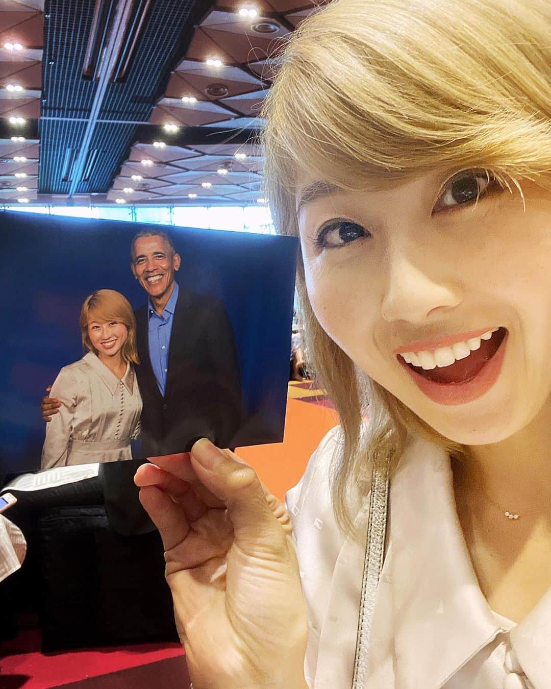 吉田ちかさんのインスタグラム写真 - (吉田ちかInstagram)「Got a photo with President Barack Obama! (Again, not at Madame Tussaud’s!) It’s just unbelievable all of the amazing opportunities being a YouTube creator has given me over the years. We had the privilege of sitting front and center at an event hosted by The Growth Faculty to hear about President Obama’s thoughts and approach on leadership and team building. ﻿ ﻿ As you can see in the photo he was so friendly and down to earth. We had a second to shake hands and snap a photo and I told him that this was the first trip I’ve taken without my 18 month old daughter and that her daddy is watching her. His smile got even friendlier and he replied “that must have been hard, but moms need a break too. That’s important.” For a split second I felt like  I was talking to an experienced parent, not the former President of the United States. He kept that relatableness (don’t think that’s a word) and human-ness (this one isn’t either) throughout his talk session and so much of what he shared about leadership and team building are things I need to apply to the next stage of my career. So much food for thought! A big thanks President Obama for sharing his stories and to the team at Google for giving me such an amazing opportunity! ﻿ ﻿ オバマ元大統領とまさかのツーショット！本物です！マダムタッソーじゃないよ🤣この前言ってたスペシャルなイベントはこちらでした！YouTuberになってこんなにも色んな貴重な体験をできるなんて(いつも言いますがw) 本当に人生って何が起きるかわからない！今回はThe Growth Faculty主催のイベントでオバマ元大統領のリーダーシップやチーム作りに関するお話を最前列で聞かせてもらいました！﻿ ﻿ 写真でもわかる通り、実際もとっても優しくて気さくな方。一瞬でしたが撮影会で「今回初めて娘を置いて来たんです。今パパが見てくれています。」と伝えたら表情がよりフレンドリーになり、「それは大変だったね。でも、ママも休まないと。大事だよ。」と温かく言ってくれました。その瞬間はアメリカの元大統領と話しているのではなく、経験のあるパパと話している感じでした。﻿ ﻿ トークセッション自体も(国を動かす想像もできない規模感は置いといてw) 親近感が湧くように色々とお話してくださり、リーダーシップそしてチーム作りに関するお話は自分のキャリアの次のステージに活かさないといけないことばかりで色々と考えさせられました。(英語で書いてる”food for thought”は、考えるための材料という意味です☆) ﻿ ﻿ イベントは撮影禁止だったのでシェアできませんが、より詳しい内容と感想は動画でシェアできたらと思います！﻿ ﻿ #ママに一人旅させてくれたおさるさんとプリンに感謝❤️」12月17日 15時28分 - bilingirl_chika