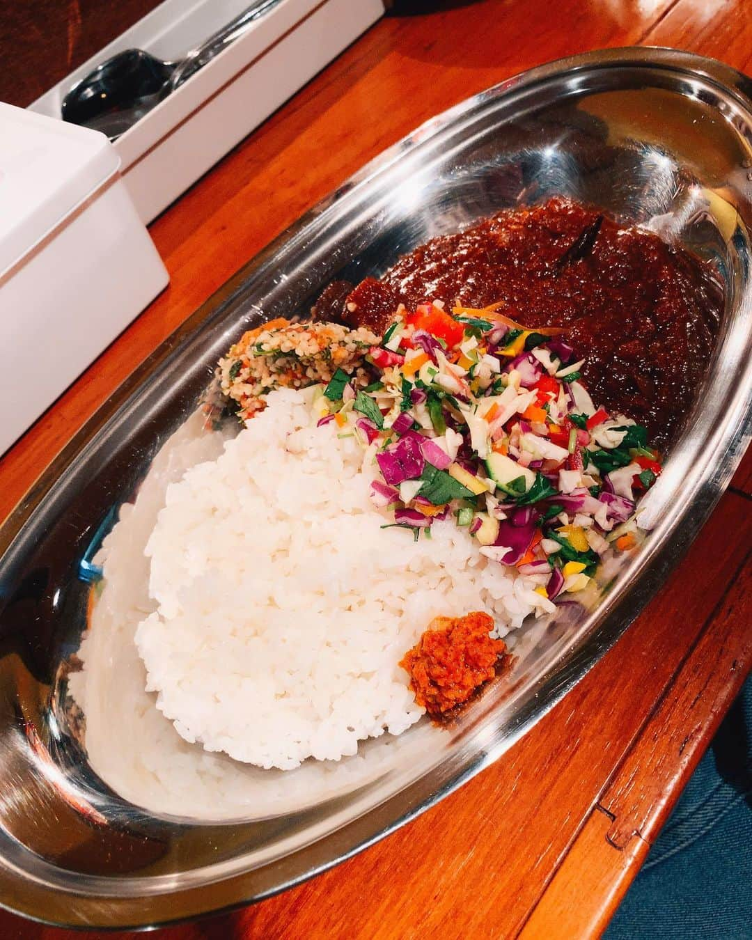 尾崎裕哉さんのインスタグラム写真 - (尾崎裕哉Instagram)「カレー界のニューヒーロー「ポークビンダルー食べる副大統領」にようやく行けた！！写真にはないけど、カウンターに置かれた茹でタマゴと4種類のソースを混ぜて食べるのだが、それはそれは美味だった！ビンダルーなるものを初めて食べたけど、たしかにサラダやソースにスペインの文脈感じられて新鮮だった。  #マスターがいい人だった　#お米がカレーのために作られた鳥取のお米らしい　#バスマティと日本米のハーフ #プリンセスサリー　#カレーなる日々　#店のネーミングセンス」12月17日 15時39分 - hiroya.ozaki