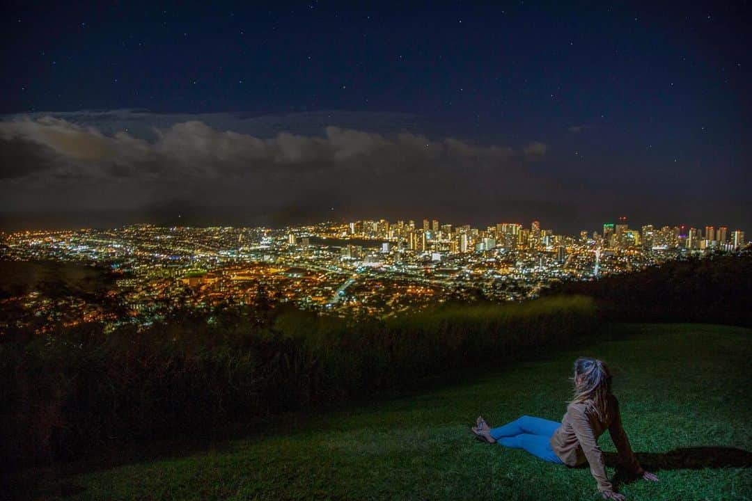 のインスタグラム：「Livin’ in the city... #fortheweek #kimie  #hnl #flashinglights PC: @hiddentreasuresofoahu」